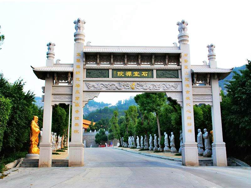 三門三樓沖天式石牌坊