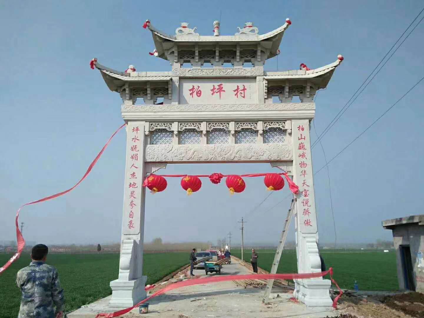 農(nóng)村村口一門石牌樓