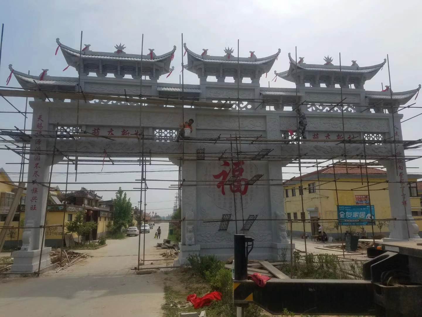 農(nóng)村石牌樓安裝現(xiàn)場